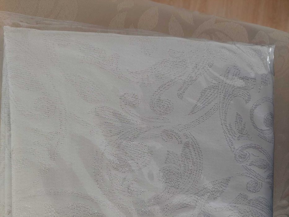 Toalha de mesa - nova (2,5m x 1,5m)