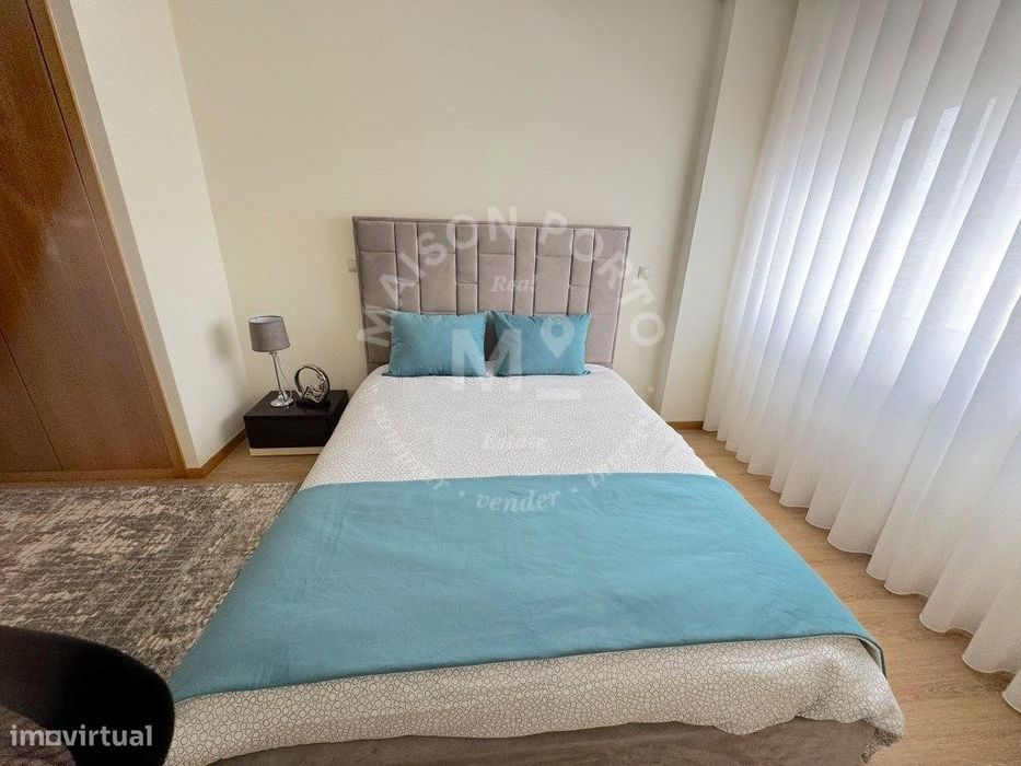 Apartamento T3 com Jardim Privativo, Estacionamento, Totalmente Mob...