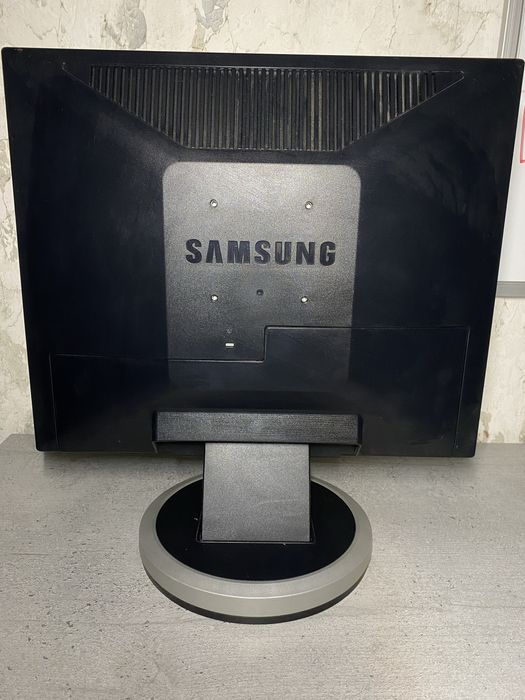 Монитор Samsung