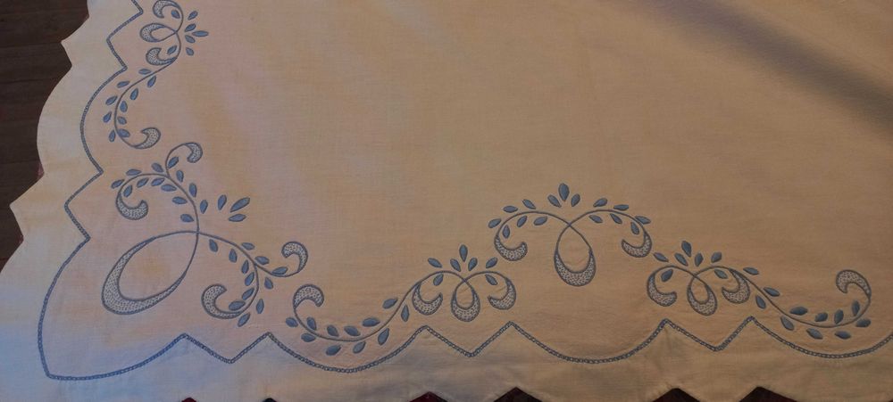 Lençol antigo, branco de linho  bordado azul