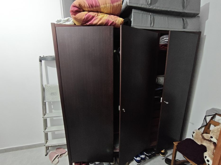 Roupeiro madeira escura maciça