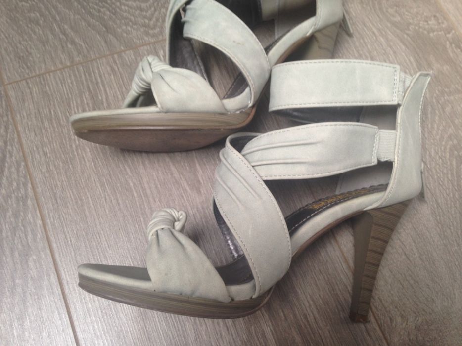 Sandały na obcasie 38