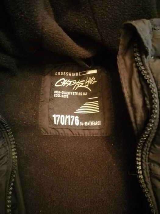 Blusão marca Crosswing preto acolchoado com capuz