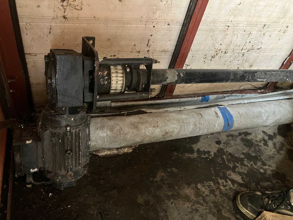 Silnik z przekładnią i wałem