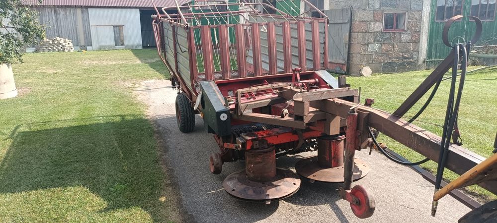 Przyczepa samozbierająca  do zielonki  Własna konstrukcja   c-330.