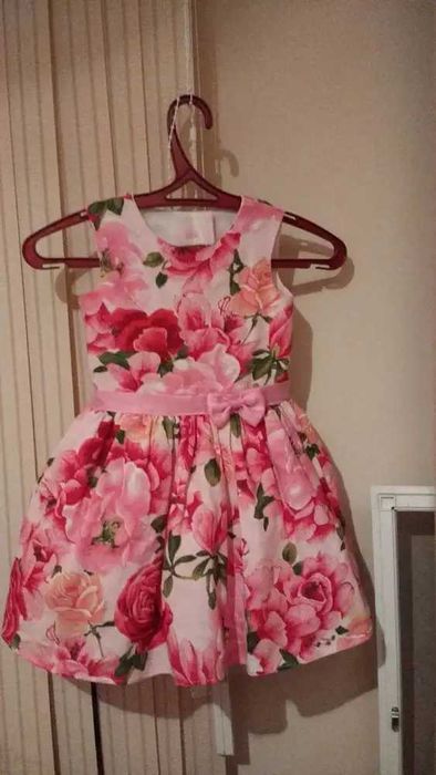 Нарядное платье с розами на 4-5 л