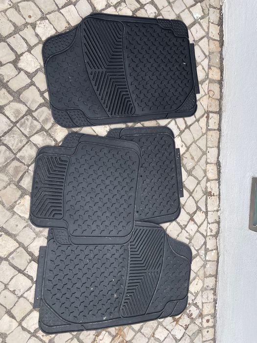 4 Tapetes de carro seminovos