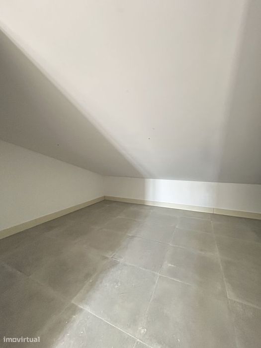 Vende-Se T2 Duplex Novo, Com Terraço E Suíte, No Centro De Braga.