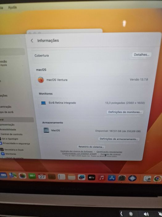 MacBook Pro TOUCH BAR 2017 com varios programas.
