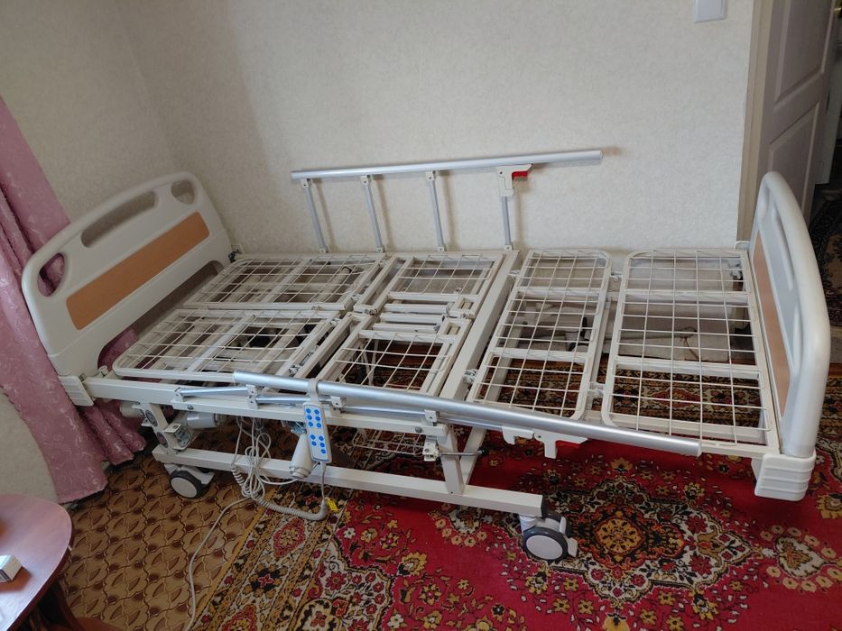 Ліжко медичне електричне з туалетом