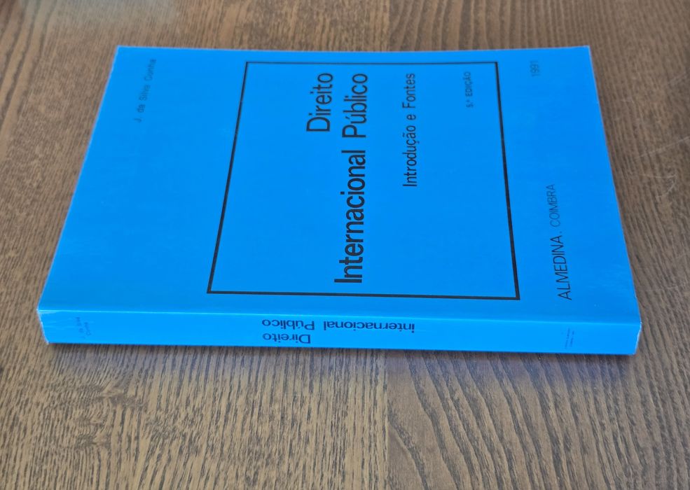 Livros jurídicos / Direito / 1 = 5€ / 10 = 40€