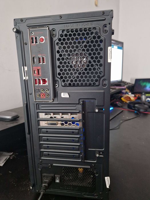 Komputer Stacjonarny z Monitorem