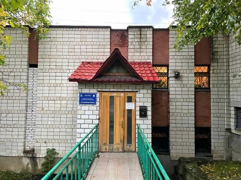 Нежитлова двоповерхова будівля громадського призначення