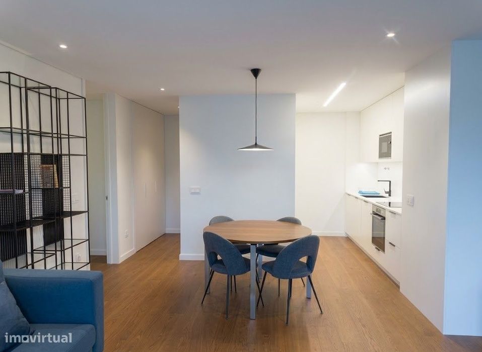 Apartamento mobilado com largo terraço no edifício Paço de Rei Plaza.