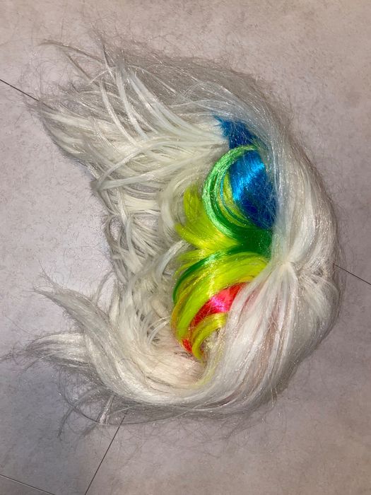 Peruka imprezowa platynowy blond z tęczową grzywką