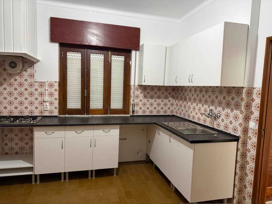 Aluga-se 1º andar apartamento em moradia
