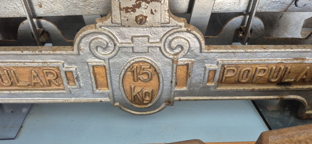 Balança antiga com pesos