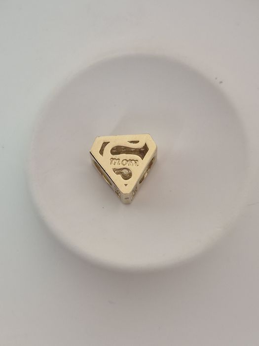 Złoty charms diamemcik białe cyrkonie mom superman p. 585
