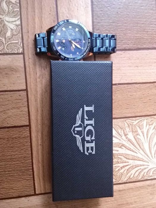 Lige годинник з коробкою