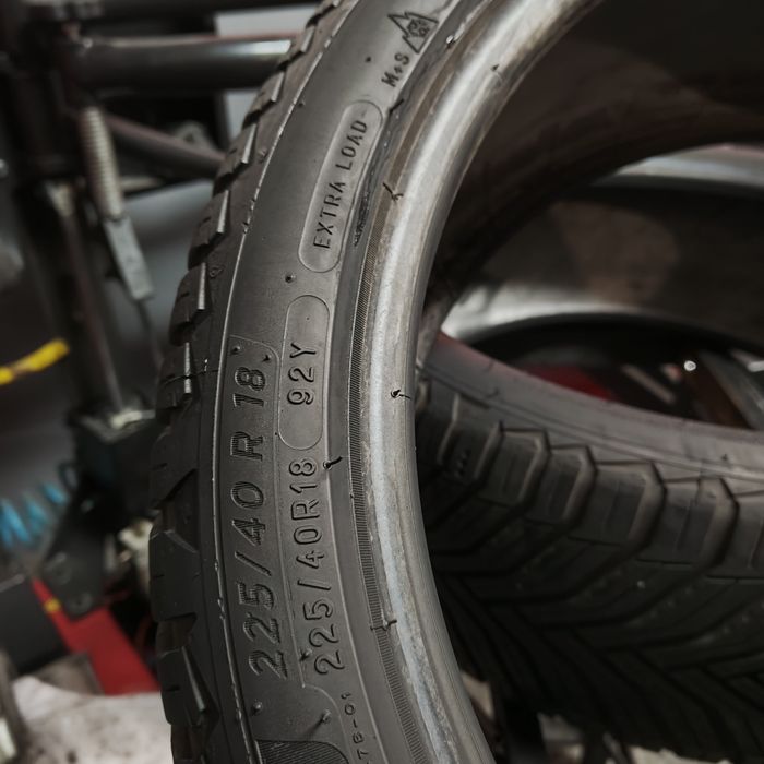 225/40/18 XL Sprzedam parę opon całorocznych Michelin