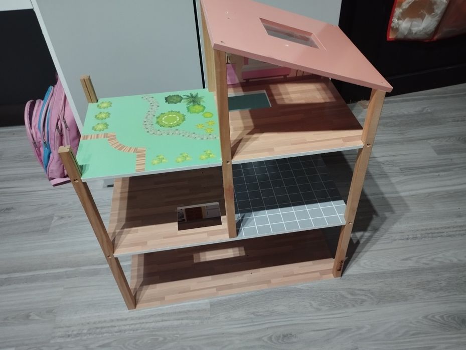 Domek drewniany dla lalek i wyposazenie