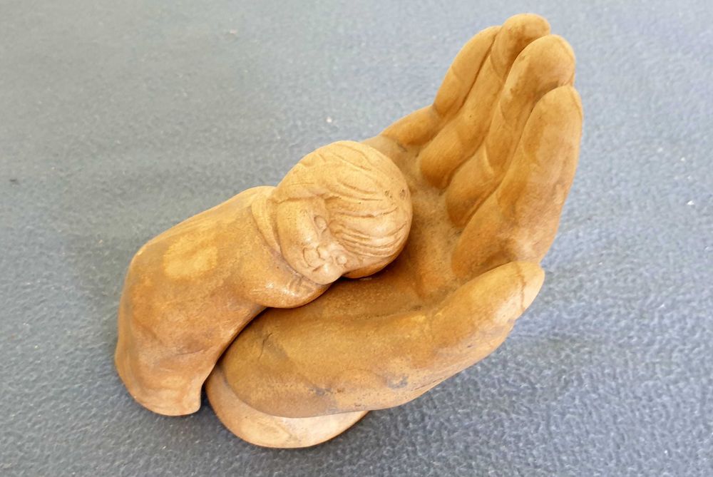 Figurka dekoracyjna - ręka matki i dziecko