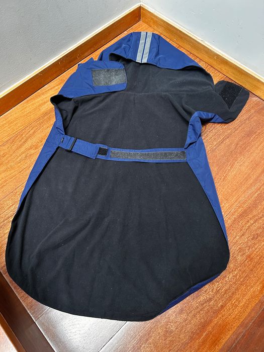 Capas térmicas e impermeavéis para cão grande, com carapuço. Pouco usadas.