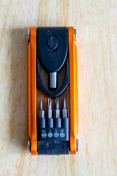 Розкладна викрутка з  набором міні-біт та ліхтариком