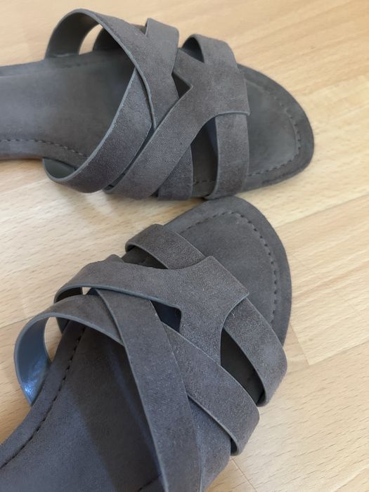 Chinelas castanhas Lefties