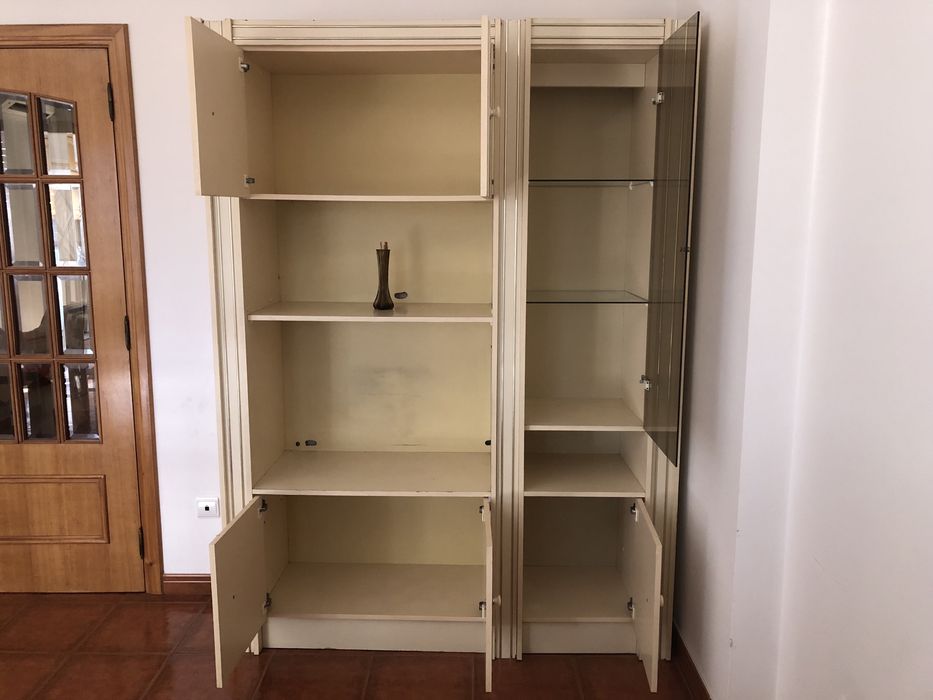 móvel e sofá com oferta de rádio