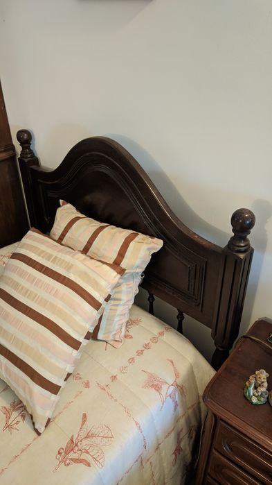 Camas Mogno + Colchão + Mesa Cabeceira