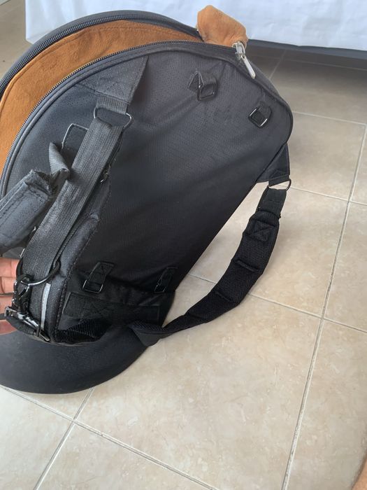 Estojo semirrígido para trompa com alças tipo mochila