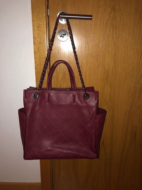 Lindíssima mala bordô em excelente estado