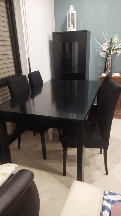 Mesa com 4 cadeiras pretas conjunto