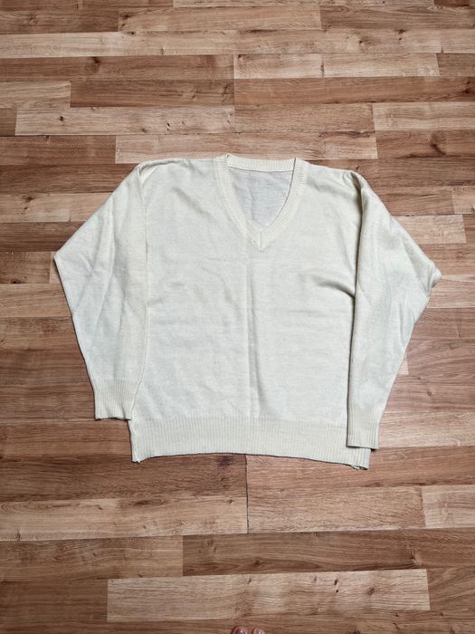 Bardzo ładny sweter z dekoltem V