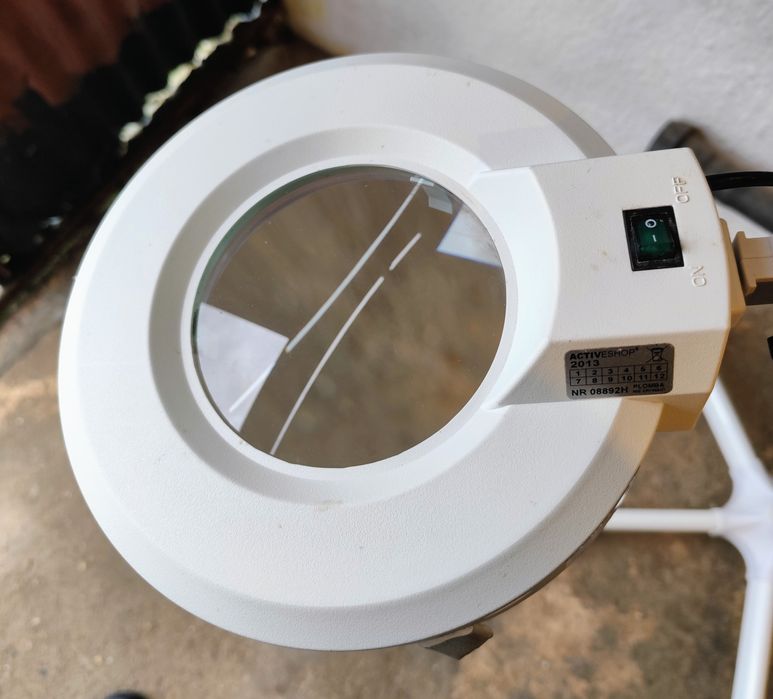 Lupa de estética com pé