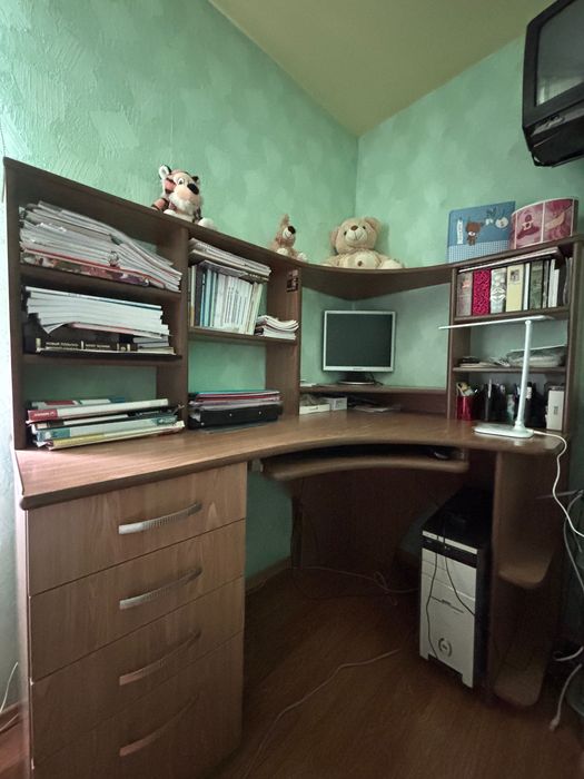 Продам кутовий стіл