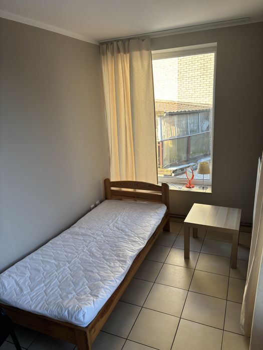 Piękny jasny umeblowany pokòj z dostępem do ogrodu rejon Emki