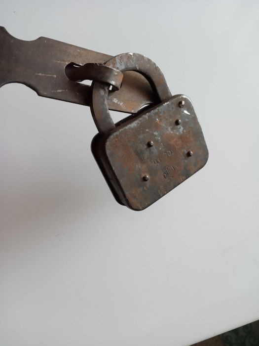 Старинный навесной замок  с петлями  ( клеймо )