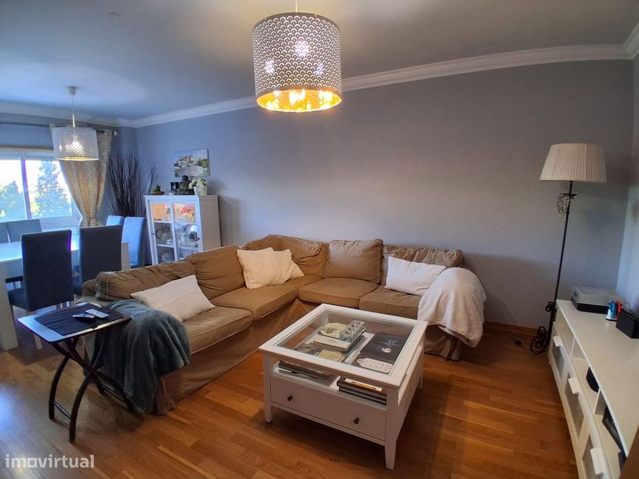 Apartamento T3 com varanda em Carcavelos