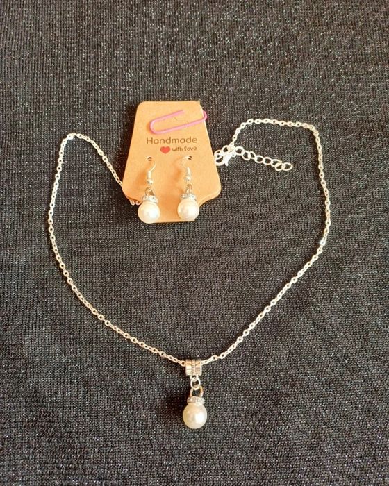 Colar de pérolas. Novos.
Cada 5€