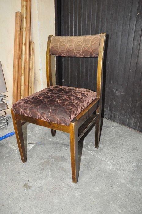 Oddam cztery krzesła