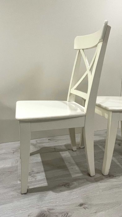Cadeiras brancas de madeira da Ikea