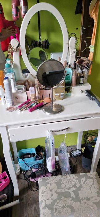 Toaletka białą z lustrem