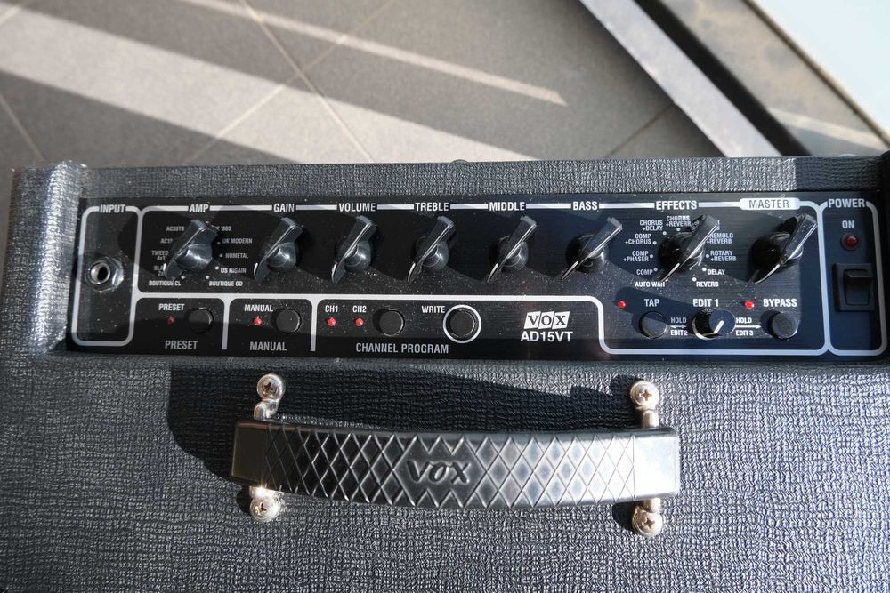 Wzmacniacz gitarowy VOX AD15VT