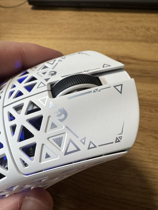 Ігрова мишка Attack Shark R5 Ultra Mambasnake білого кольору