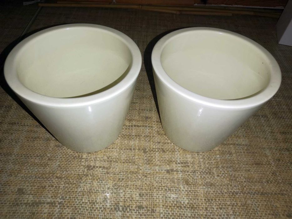 Osłonki ceramiczne w kolorze biało-kremowym na rośliny, storczyki