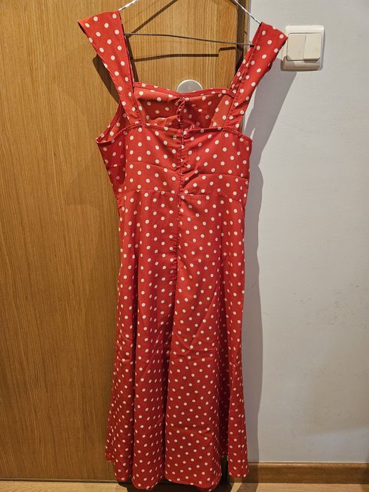 Vestido vermelho às bolinhas brancas