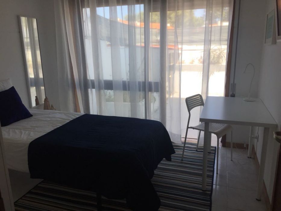 Quarto individual com terraço em Arca D’Água - internet incluída