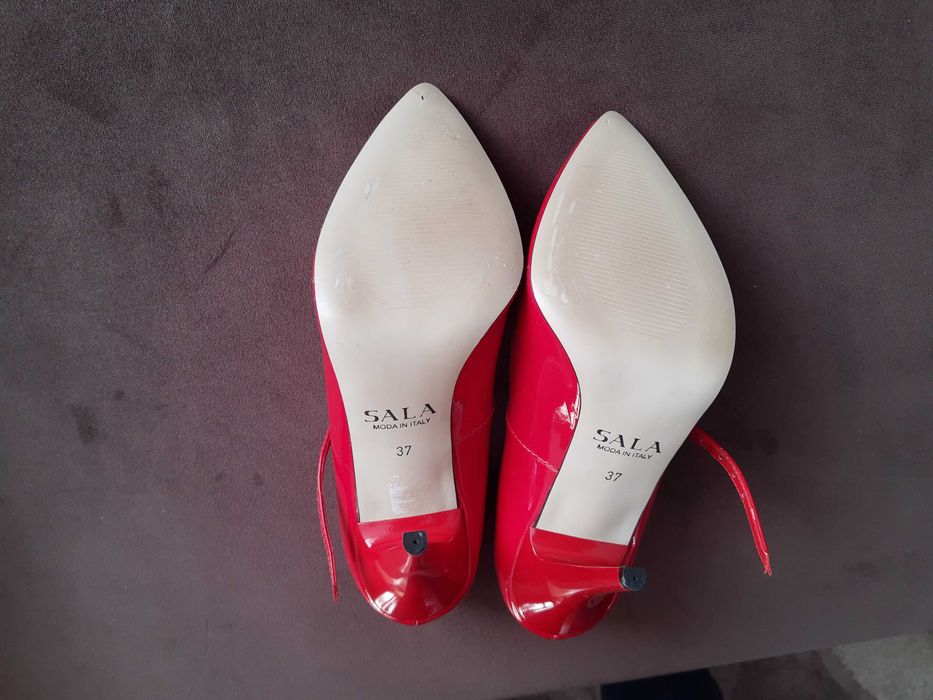 Czerwone czółenka damskie